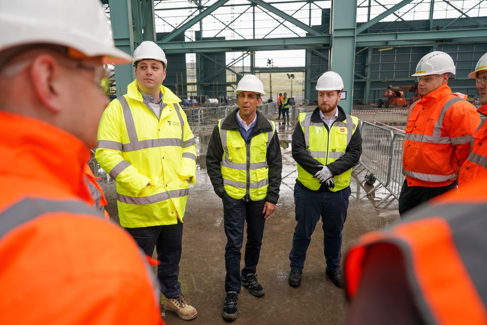 Prime Minister Rishi Sunak, Tees Valley Mayor Ben Houchen and Levelling Up Minister Jacob Young in Redcar (Alamy)